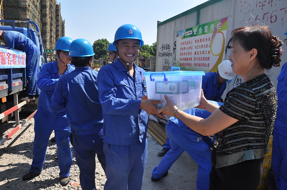 8月5日 石化区管委会“服务企业促发展”为公司东来夏日清凉