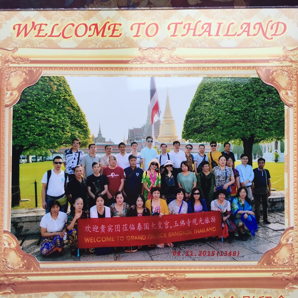 On November 3, the old employees of the company went to Thailand for tourism